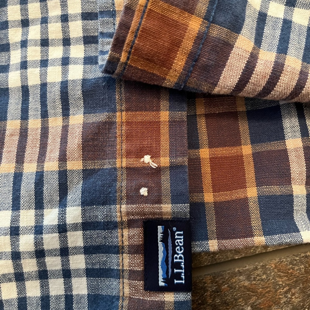 L.L. Bean men’s untuck slightly fitted cotton chambray button down shirt. Large - Picture 4 of 9